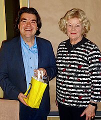 Mann mit Geschenk